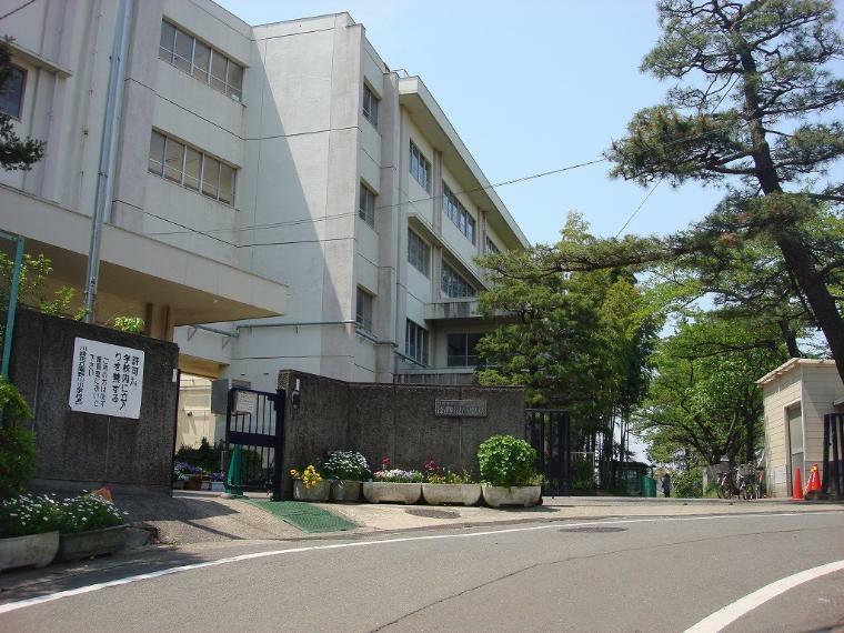 小学校 川崎市立南野川小学校（●宮前区の自然豊かな地域にある南野川小。元気な挨拶！明るい笑顔！南野川っ子は毎日輝いています！人との豊かなかかわりを通して自分自身を高めていくことを目標として活動しています●）