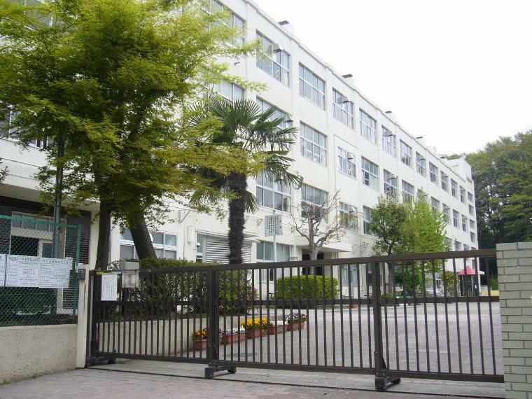 小学校 横浜市立長津田第二小学校（●1学年約100名前後の長津田第二小学校。「自ら創り、学びあい、かがやく二小の子」を学校教育目標に掲げます。小中一貫教育推進ブロックにあり、9年間の義務教育を通してより良い教育を目指しています●）