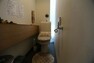 トイレ トイレもシンプルですが使いやすい温水洗浄便座・便器。 ちょっとした小物を置くスペースも設けられ、落ち着ける空間になっています。