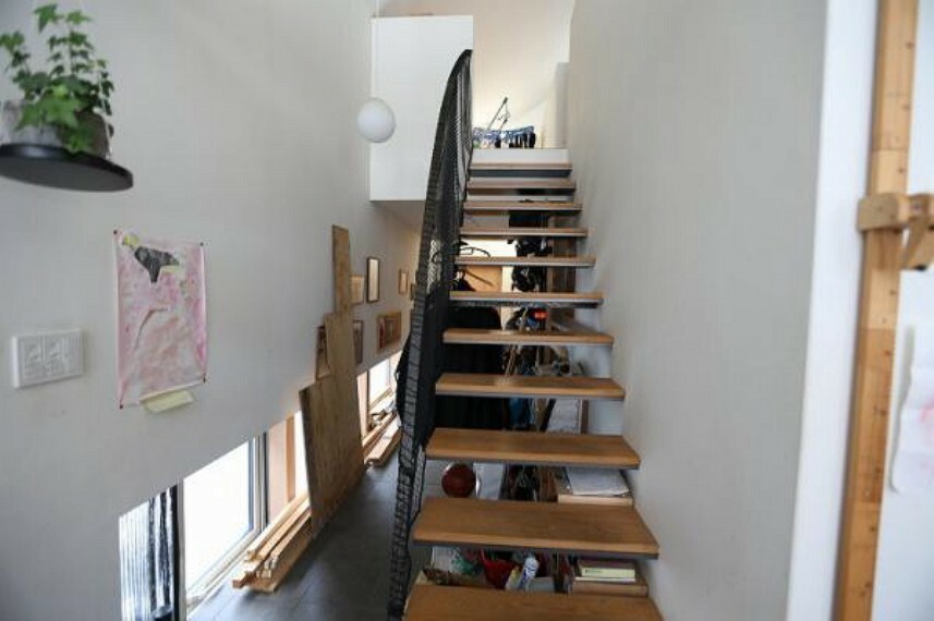 専用部・室内写真 2階に上がる階段です。開放的になっております。