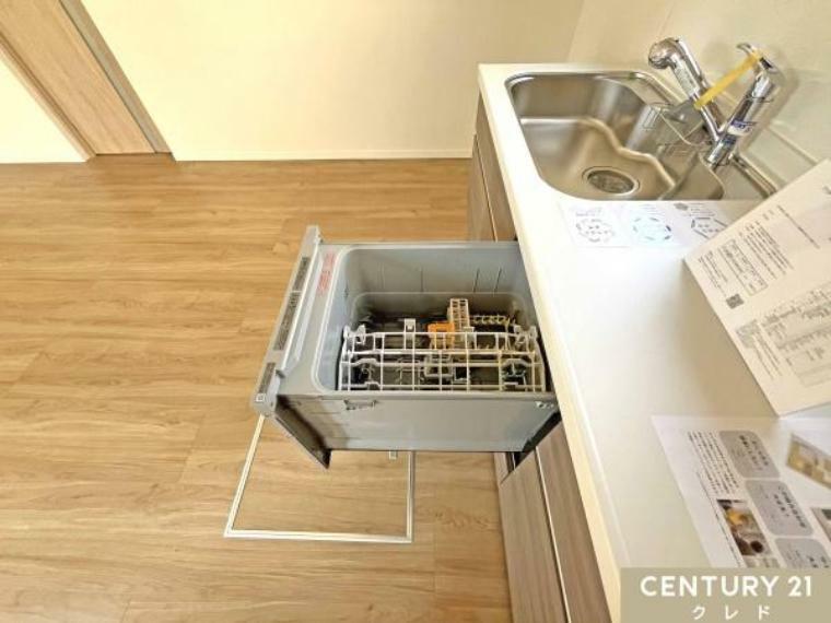 キッチン 【食器洗浄乾燥機】 時短・節水が可能な食器洗い乾燥機を完備したキッチン。 食後の時間は家族との時間や自分時間として、生活にゆとりを持つことができます。