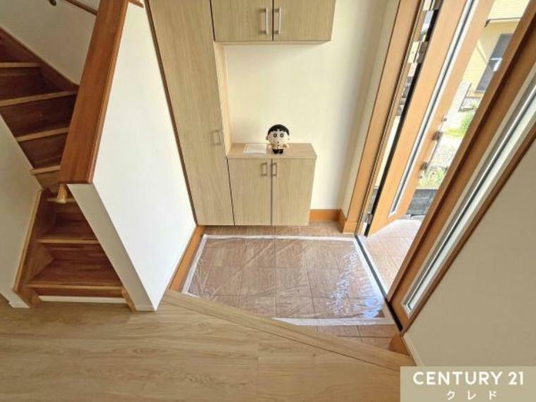 玄関 収納のある玄関は、生活動線にゆとりを生み出します。 玄関は掃除がしやすく、きれいな状態を維持しやすい耐久性に優れたタイル敷きです。