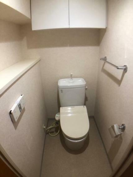 トイレ 【トイレ】温水洗浄便座です。清潔感のあるトイレです。