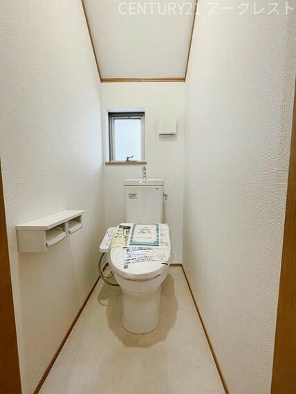トイレ 小窓のある2階の温水洗浄便座付トイレ