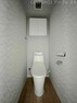 トイレ ～Toilet～トイレは明るい空間で清潔感があります。収納がしっかりあるのが嬉しいですね。【綺麗にクリーニングされていました！】