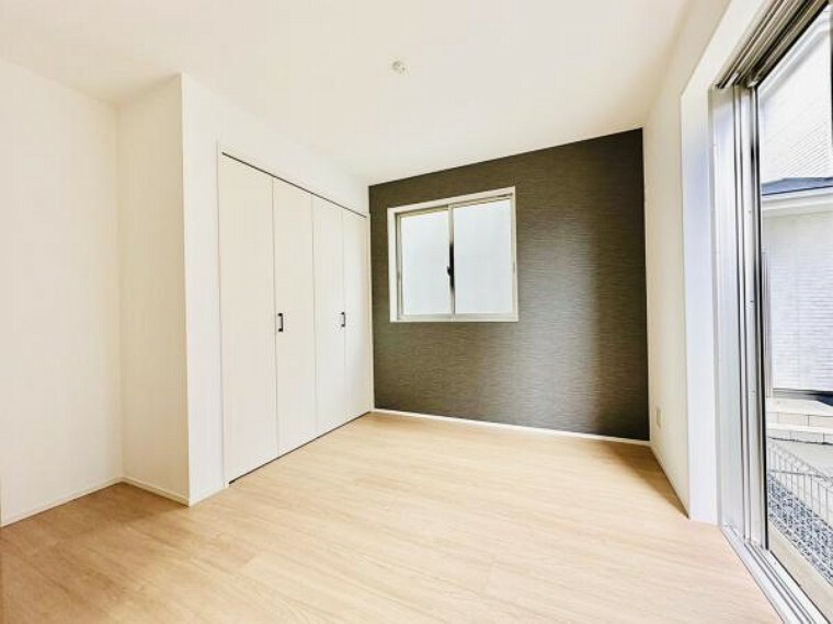 ランドリースペース ■■明るい居室■■ 温もりある自然光を感じていただける居室です。飽きのこないナチュラルカラーの床にホワイトの壁紙は、色褪せることのない心地良さを作ります。