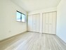 子供部屋 ■■明るい居室■■ 温もりある自然光を感じていただける居室です。飽きのこないナチュラルカラーの床にホワイトの壁紙は、色褪せることのない心地良さを作ります。
