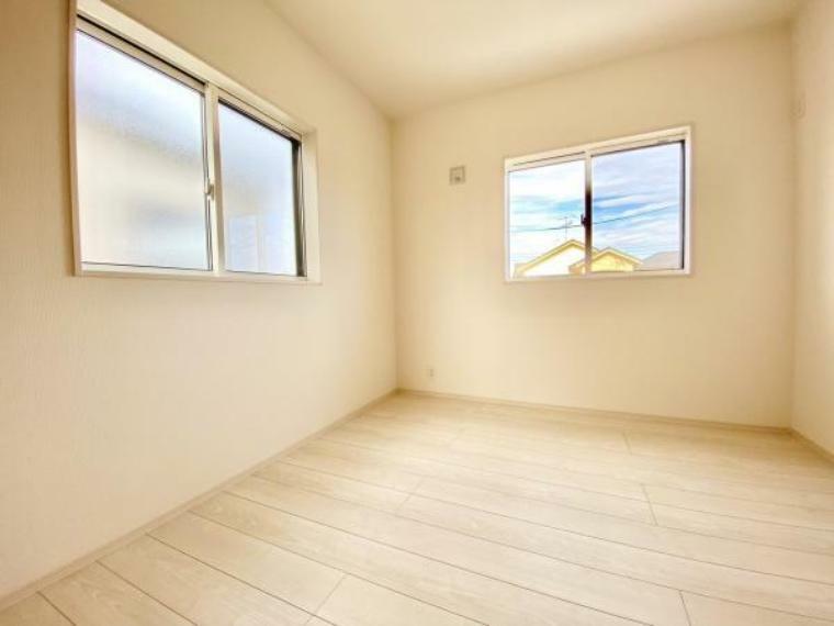 ■■明るい居室■■<BR/>温もりある自然光を感じていただける居室です。飽きのこないナチュラルカラーの床にホワイトの壁紙は、色褪せることのない心地良さを作ります。