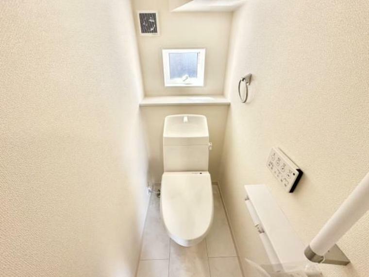 トイレ ■■Toilet■■ 清潔な空間を保ちたいトイレはオフホワイトでまとめました。毎日使う場所だからこそお手入れも楽々にできる機能が搭載されております。汚れが付着しにくい便器はお掃除も楽々です。