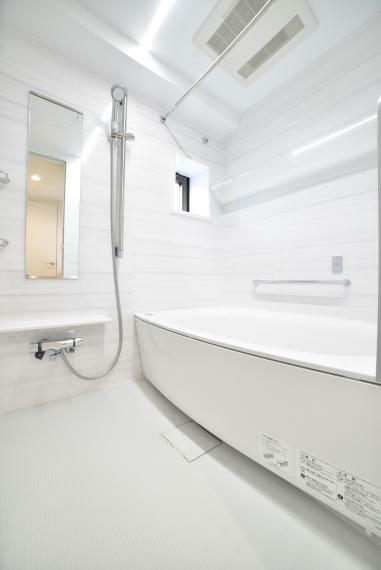 浴室 ゆったりとした広さのバスルーム。便利な浴室乾燥機付きです。