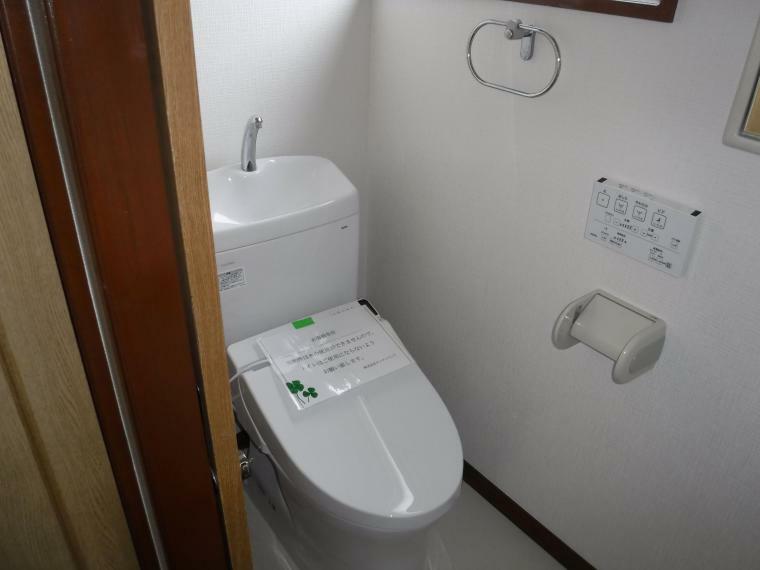 温水洗浄便座付きの1階トイレ。