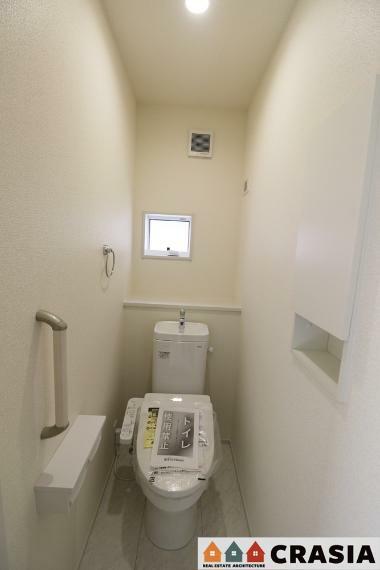 トイレ 2階トイレです。壁には収納スペースがあり、トイレットペーパーや芳香剤などを置くのに便利ですね（2024年4月撮影）