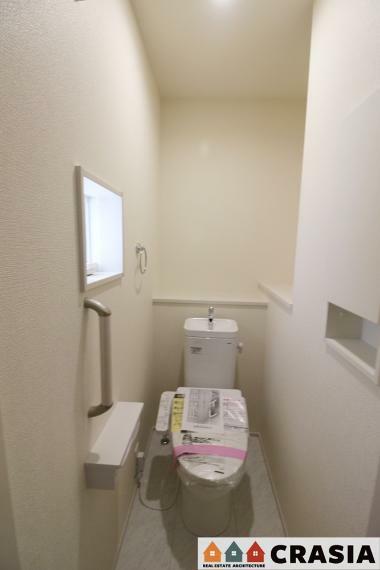 トイレ 1階トイレです。快適な温水清浄便座付。いつも使うトイレだからこそ、こだわりたいポイントです（2024年4月撮影）