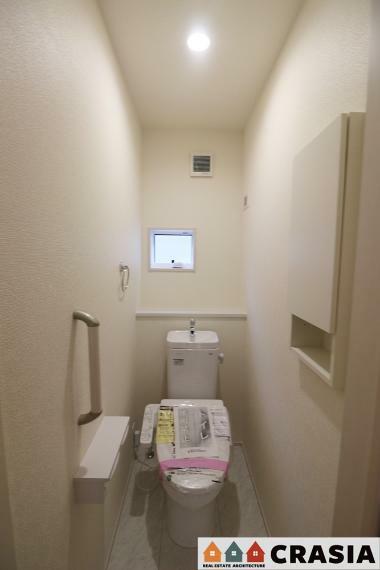 トイレ 2階トイレです。壁には収納スペースがあり、トイレットペーパーや芳香剤などを置くのに便利ですね（2024年4月撮影）