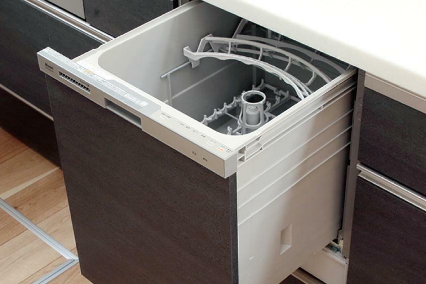 【食器洗浄乾燥機】  食事の後片付けをサポートしてくれるビルトインタイプの食器洗浄乾燥機が標準装備。家事の時間短縮になるだけでなく、手洗いに比べて大幅に節水できる省エネタイプを採用しています。