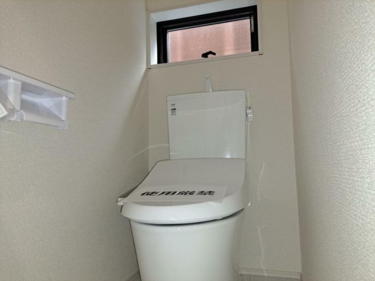 トイレ ウォシュレット機能付きのトイレ。換気のしやすい窓付きで、収納もあり実用性も兼ね備えた造り。