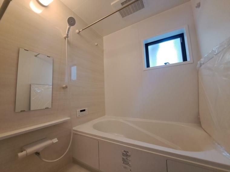 浴室 花粉や雨の日、寒い冬の時期に嬉しい浴室乾燥機。換気機能で入浴時に湿気を換気しカビの防止にもなります。