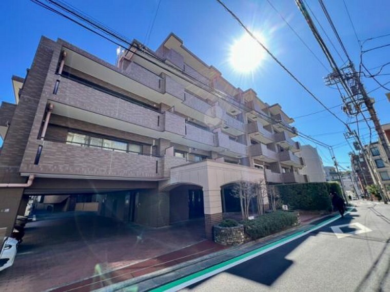 外観写真 【外観】渋谷区代々木の瀟洒な住宅街に存在感を放つ、タイル張りマンション