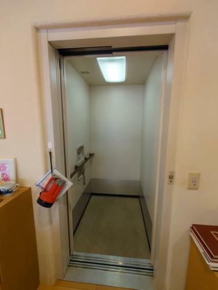 【エレベーター】エレベーターは点検を行います。2階へ重い荷物を運ぶ際も楽々ですね。