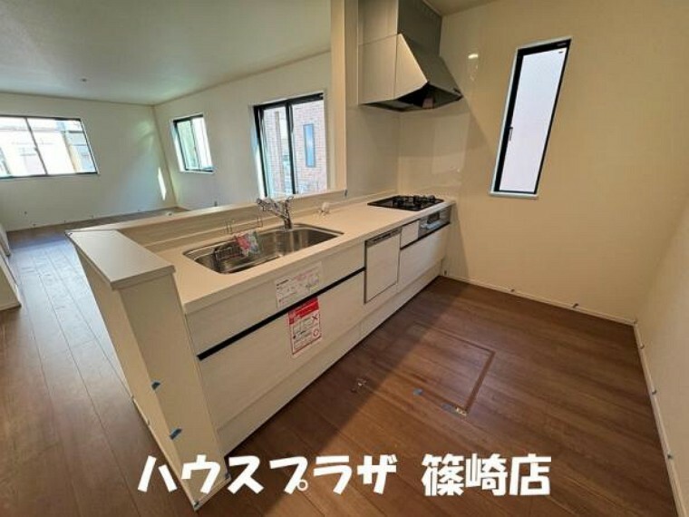 キッチン 食洗機がありお手入れのしやすい人工大理石ワークトップキッチン　