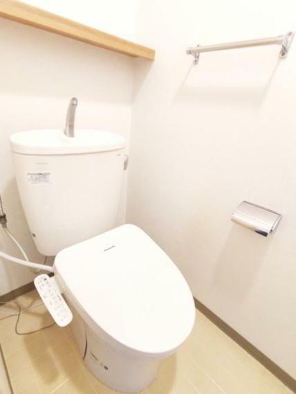 トイレ 【リフォーム中】トイレは便座の交換、クロス張り替え、クッションフロア張り替え、照明交換を行います。