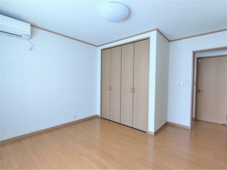 【現況写真】2階中央居室を撮影。各居室収納付きなのでお部屋を広く使えますね。