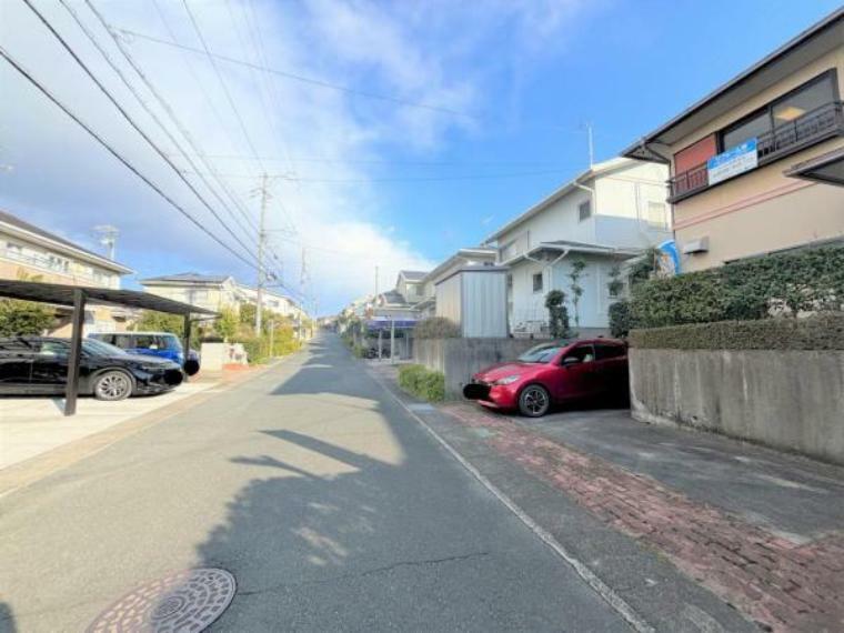 外観写真 【全面道路】全面道路は交通量も少なく、落ち着いて駐車することができます。