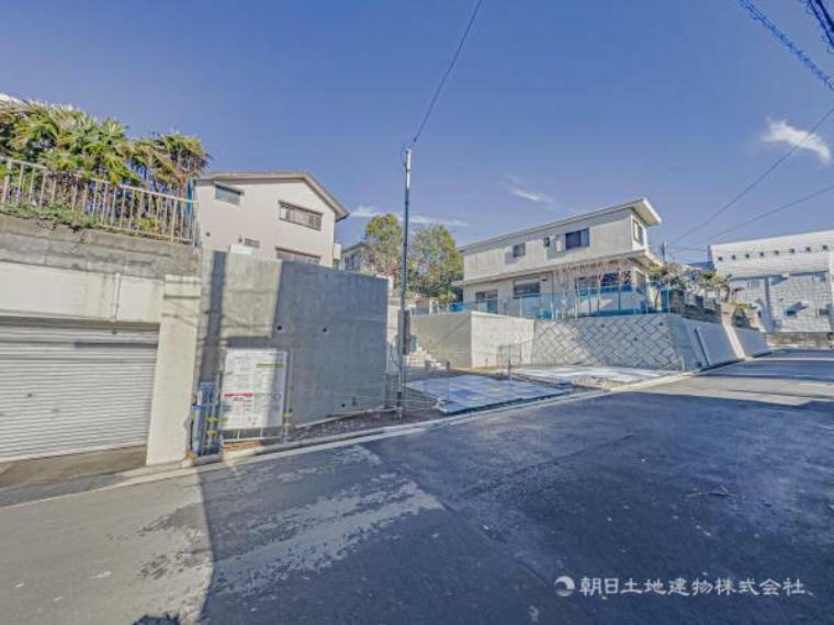 現況外観写真 一戸建てを中心とした街並が続き、静かで落ち着いた住環境です。心地よいライフスタイルが実現できる予感。少しでも豊かに、快適に。そんな想いから生まれた本邸宅は、これから先のお住まいをきっと支えてくれます。