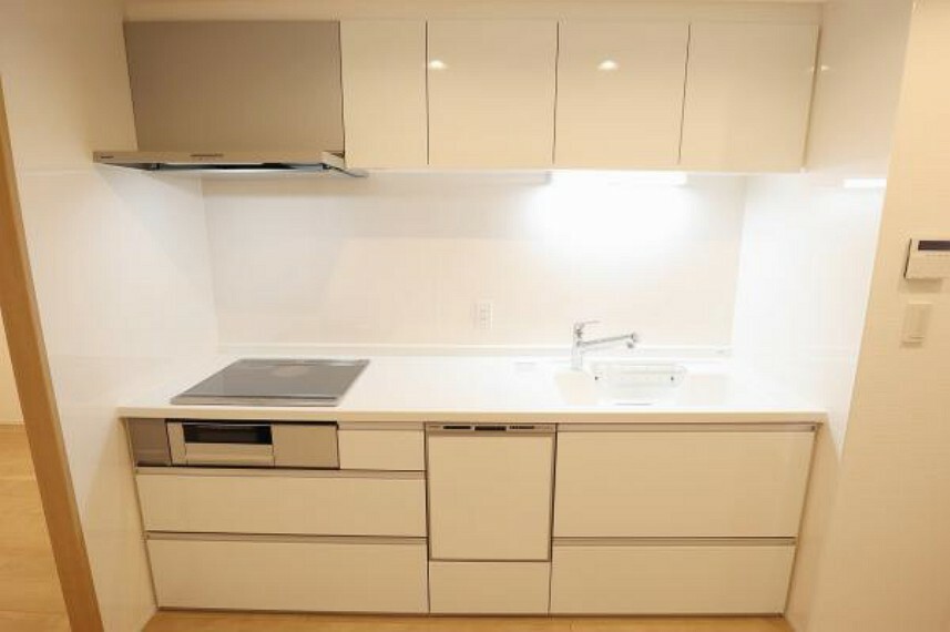 キッチン ホワイト調の清潔感のあるシステムキッチン