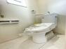 トイレ 白を基調としたウォシュレットトイレは清潔感あるプライベート空間を演出します。
