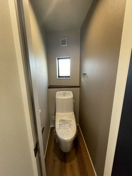 トイレ トイレは明り取り、換気窓もばっちり！