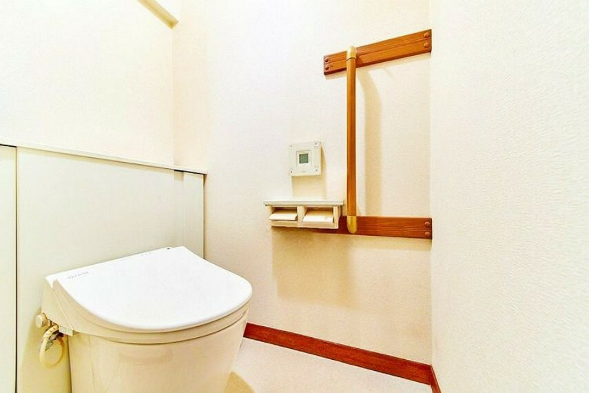 トイレは温水洗浄便座付です。　※画像はCGにより家具等の削除、床・壁紙等を加工した空室イメージです。