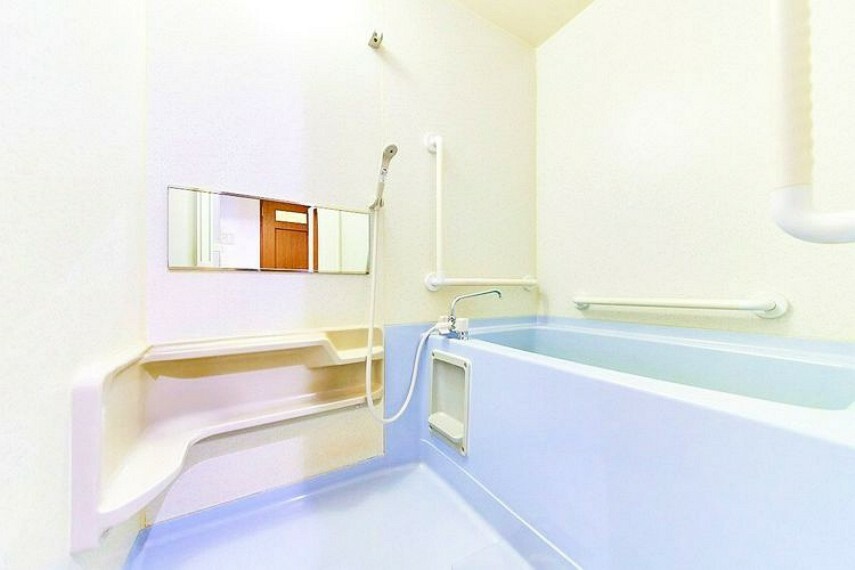清潔感のある浴室です。　※画像はCGにより家具等の削除、床・壁紙等を加工した空室イメージです。