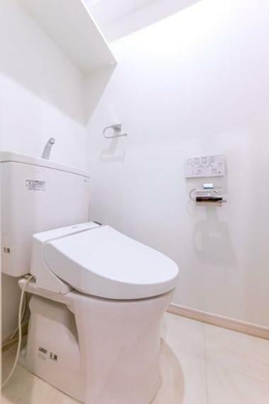 トイレ 白を基調とした明るいトイレ。温水洗浄便座付です