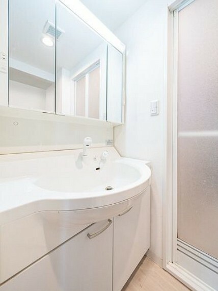 洗面化粧台は3面鏡収納となっており、スペースを広く使えそうです。※この画像はCGにより家具等の削除、床・壁紙などを加工した空室イメージです。