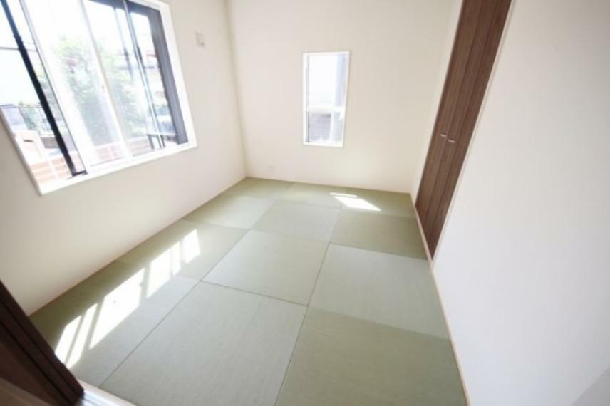 和室 スクエアの畳で洋風仕様、多目的に利用出来る和室です