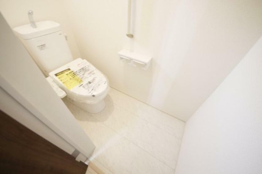 トイレ 手すり付きで安心して利用出来るトイレは温水洗浄機能付き