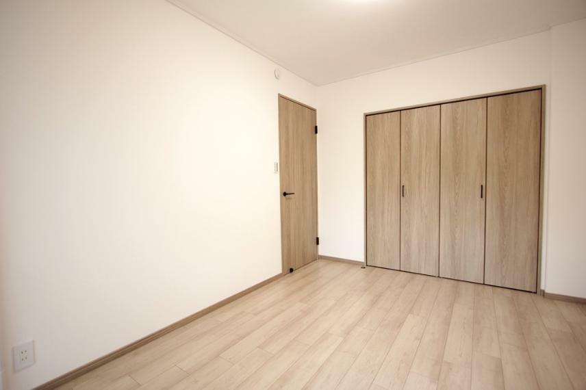 収納 洋室6.5帖のクローゼット。全居室収納スペース付き！お部屋が片付き、空間を有効的にご活用いただけます