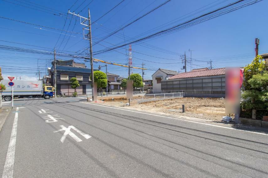 現況外観写真 【全景】前面道路は8m。交通量がかなり少なめなので、車庫入れ・発進はラクラク。