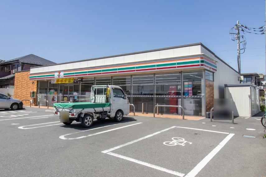 コンビニ セブンイレブン東岩槻5丁目店（セブンイレブンは近くて便利を掲げています。近くとは、心の近さ。便利とはモノが期待以上の品質でお客さまに届くこと。セブン銀行など新しいサービスを積極的に導入しています。）