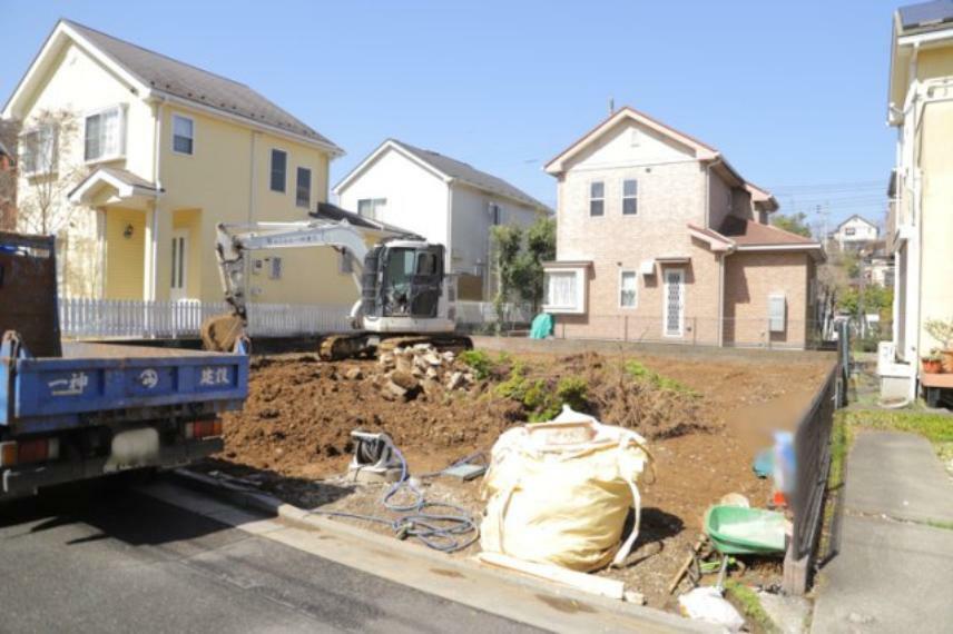 現況外観写真 現在は更地となっています。現地をご見学に行く際は、道路の幅や周辺の交通量、施設などをご確認頂くことをおすすめします！ある程度イメージをつけたいという場合は、同売主の施工事例や完成パースもお見せします。