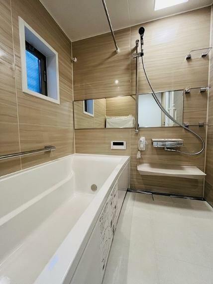 浴室 落ち着いた雰囲気の浴室は疲れた身体を癒してくれます！小窓もあり換気力も良好ですね！