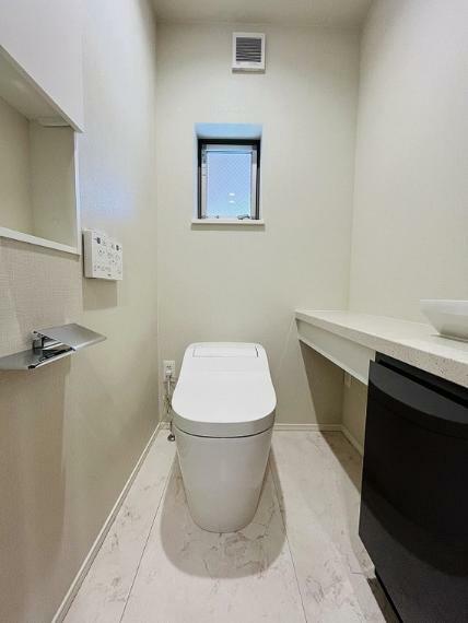 トイレ タンクが無い便器になっておりスッキリした雰囲気のトイレです！洗面台も設置されております！