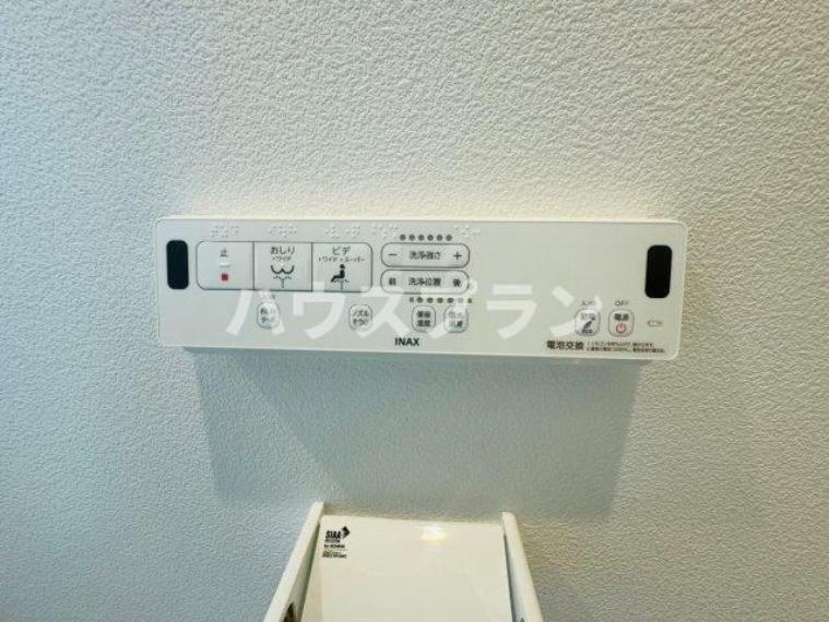 構造・工法・仕様 温水洗浄便座は、トイレの便座に取り付けられる装置で、 温かい水を使ってお尻や女性用の部位を洗浄する機能を持ちます。 専用のリモコンや操作パネルから水圧や ノズルの位置の調整を行うことができます。