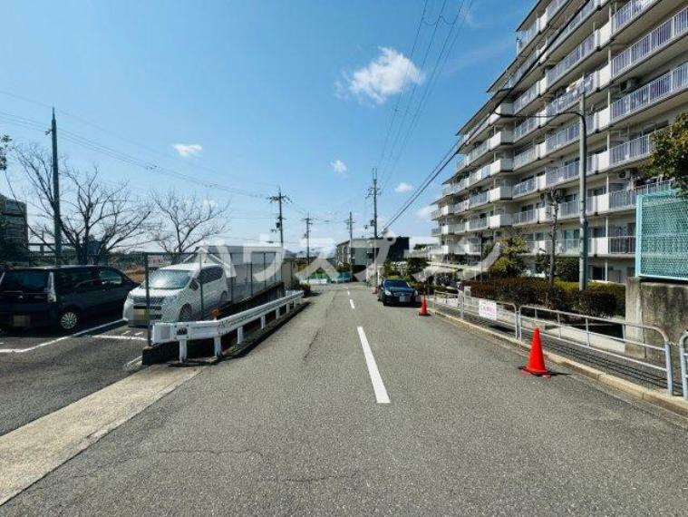 現況写真 マンション前の道路には歩道が整備されており、 車両との接触を避けながら安全に歩行することができる環境が整っています。 家族でお出かけする際や、小さなお子様の通学下校時の通行も安心ですね。