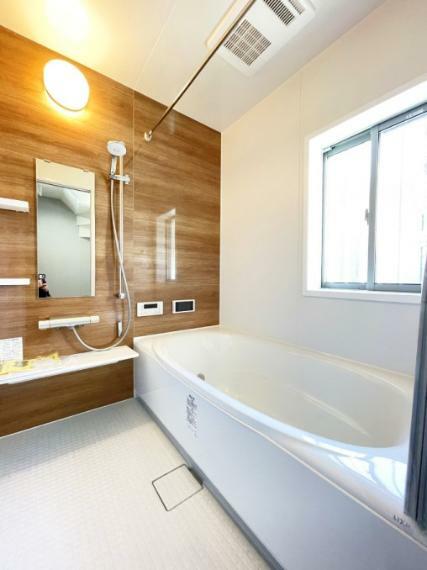 浴室 落ち着いた色合いの壁面、ゆっくりゆったり寛げるバスルーム。