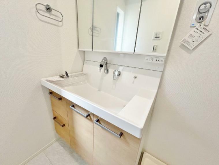 洗面化粧台 3面鏡、シャワーヘッド、収納を配置した洗面スペースです。朝の身支度に便利です。