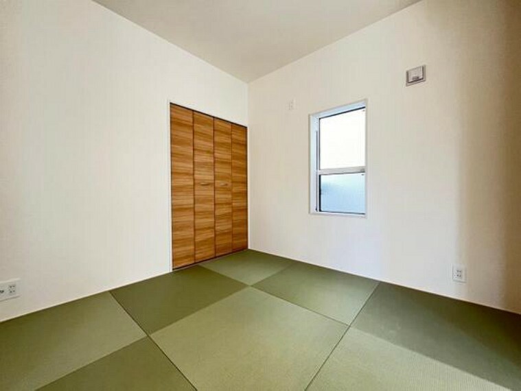 和室 琉球畳にすることで和の雰囲気が抑えられているので、リビングや洋風なインテリアとも馴染みます。その上横になってくつろげたり、布団を敷けば寝室になるといった、利便性の高さも畳の良さの一つです。