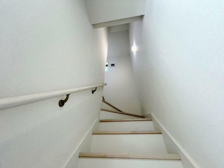 階段にはつかまりながら上り下りができるよう手すりが設けられております。お子様やご年配の方の安全にも配慮した造りです。また、窓があることで明るさと広さを感じられます