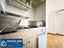 キッチンには食器や調理器具を置く棚がついており便利です